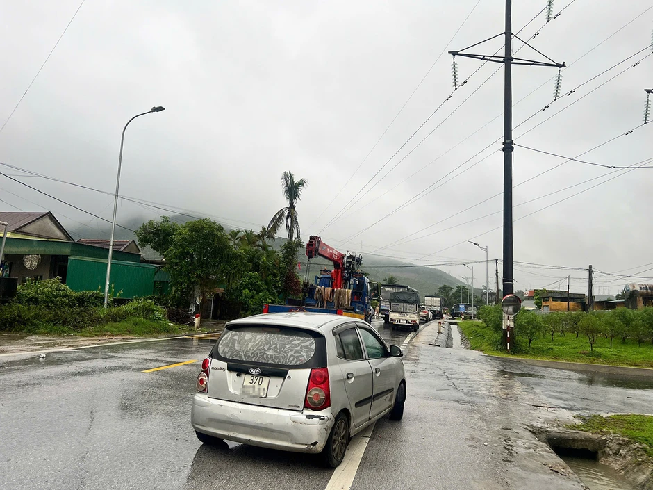 Mưa lớn nhấn chìm nhiều tuyến đường ở Nghệ An, có nơi ngập sâu 1,7m Mưa lớn nhấn chìm nhiều tuyến đường ở Nghệ An, có nơi ngập sâu 1,7m