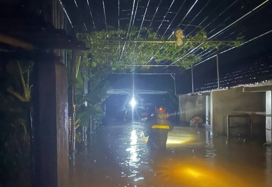 Mưa lớn nhấn chìm nhiều tuyến đường ở Nghệ An, có nơi ngập sâu 1,7m Mưa lớn nhấn chìm nhiều tuyến đường ở Nghệ An, có nơi ngập sâu 1,7m