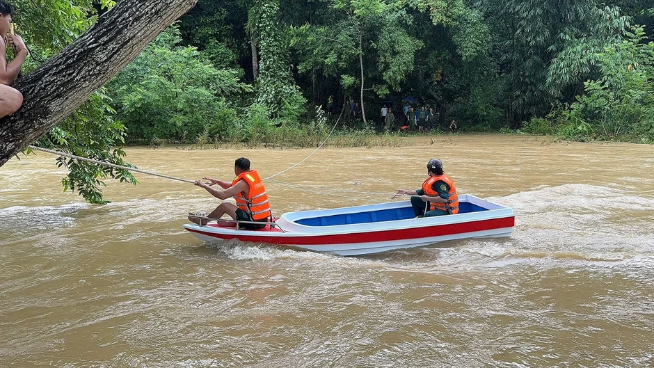 Mưa lớn nhấn chìm nhiều tuyến đường ở Nghệ An, có nơi ngập sâu 1,7m Mưa lớn nhấn chìm nhiều tuyến đường ở Nghệ An, có nơi ngập sâu 1,7m
