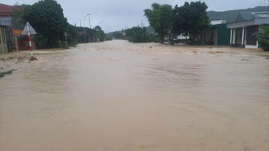 Mưa lớn nhấn chìm nhiều tuyến đường ở Nghệ An, có nơi ngập sâu 1,7m Mưa lớn nhấn chìm nhiều tuyến đường ở Nghệ An, có nơi ngập sâu 1,7m