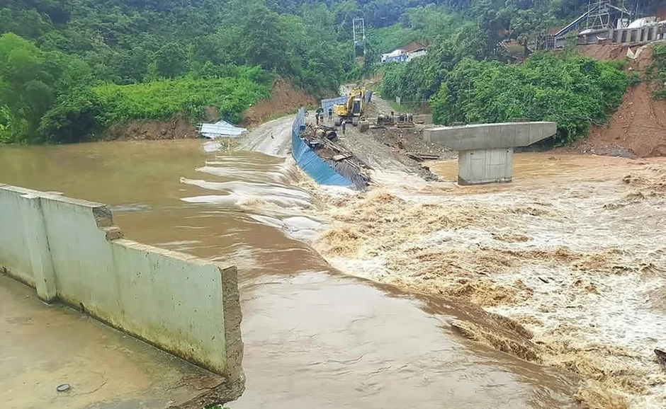 Mưa lớn nhấn chìm nhiều tuyến đường ở Nghệ An, có nơi ngập sâu 1,7m Mưa lớn nhấn chìm nhiều tuyến đường ở Nghệ An, có nơi ngập sâu 1,7m
