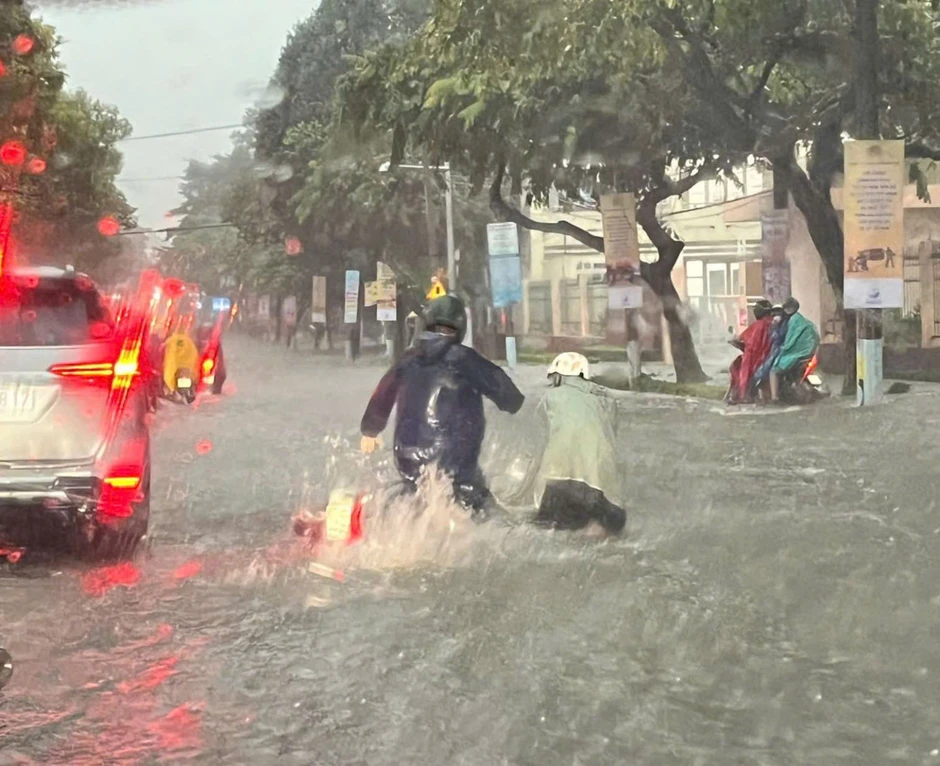 Mưa lớn, nhiều khu dân cư ở TP Đồng Nai ngập sâu Mưa lớn, nhiều khu dân cư ở TP Đồng Nai ngập sâu