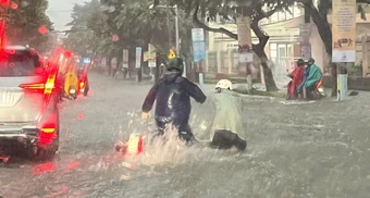Mưa lớn, nhiều khu dân cư ở TP Đồng Nai ngập sâu
