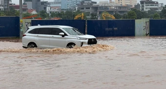 Mưa lớn ở Hà Nội, nhiều khu vực xuất hiện điểm ngập