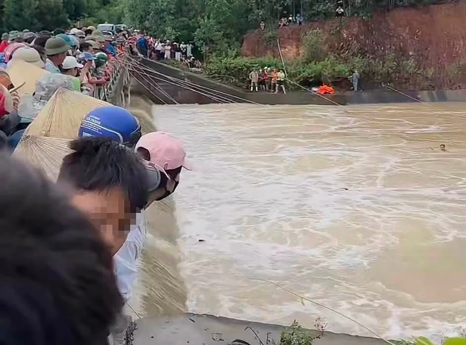 Mưa lớn ở Nghệ An, một người tử vong, hàng trăm hộ dân bị cô lập Mưa lớn ở Nghệ An, một người tử vong, hàng trăm hộ dân bị cô lập