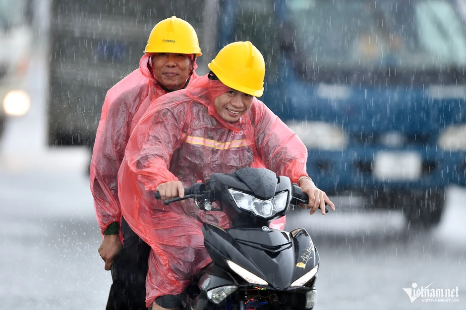 Mưa lớn trút xuống miền Bắc dồn dập, Hà Nội cũng là tâm điểm Mưa lớn trút xuống miền Bắc dồn dập, Hà Nội cũng là tâm điểm