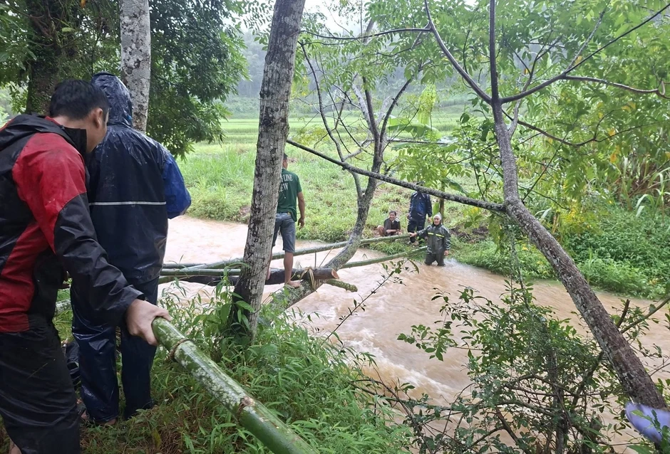 Mưa lũ chặn đường, cả làng chặt tre làm cầu đưa người quá cố qua suối dữ Mưa lũ chặn đường, cả làng chặt tre làm cầu đưa người quá cố qua suối dữ