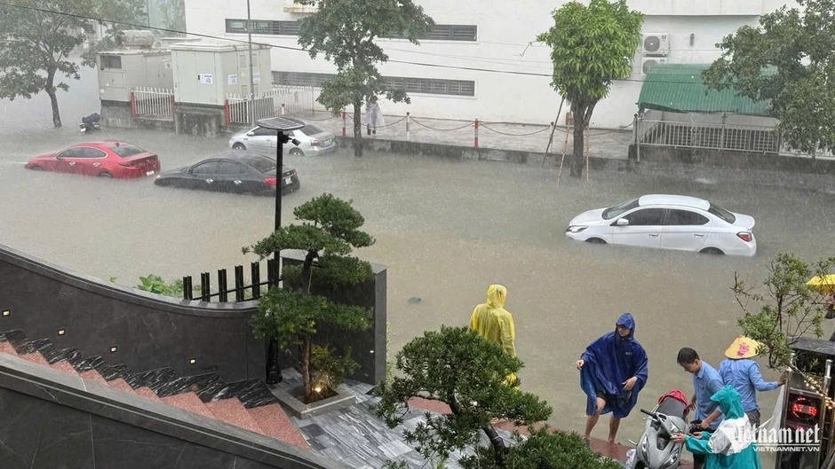 Mưa xối xả, loạt ô tô chết máy trên những tuyến đường ngập sâu Mưa xối xả, loạt ô tô chết máy trên những tuyến đường ngập sâu