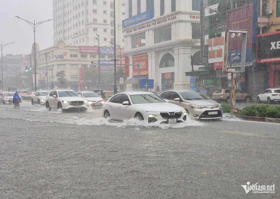 Mưa xối xả, loạt ô tô chết máy trên những tuyến đường ngập sâu Mưa xối xả, loạt ô tô chết máy trên những tuyến đường ngập sâu