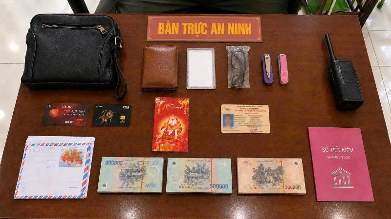 Nam hành khách để quên túi da màu đen chứa tài sản hơn 4 tỷ đồng ở sân bay Nam hành khách để quên túi da màu đen chứa tài sản hơn 4 tỷ đồng ở sân bay
