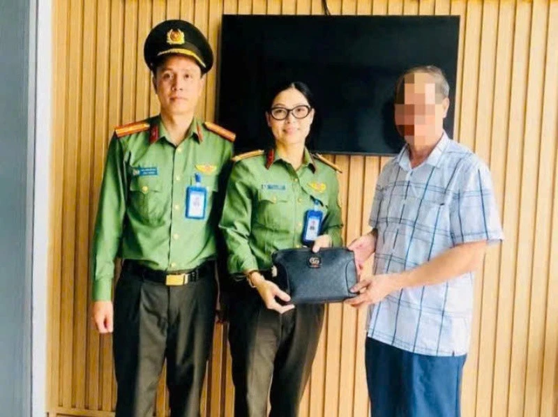 Nam hành khách để quên túi da màu đen chứa tài sản hơn 4 tỷ đồng ở sân bay Nam hành khách để quên túi da màu đen chứa tài sản hơn 4 tỷ đồng ở sân bay