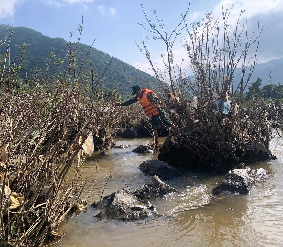 Nam thanh niên mất tích khi đi xe máy qua cầu phao Nam thanh niên mất tích khi đi xe máy qua cầu phao
