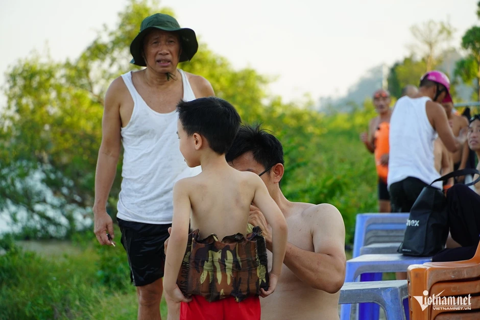 Nắng nóng đỉnh điểm, người dân đổ ra ‘bãi tắm’ tự phát giải nhiệt Nắng nóng đỉnh điểm, người dân đổ ra ‘bãi tắm’ tự phát giải nhiệt
