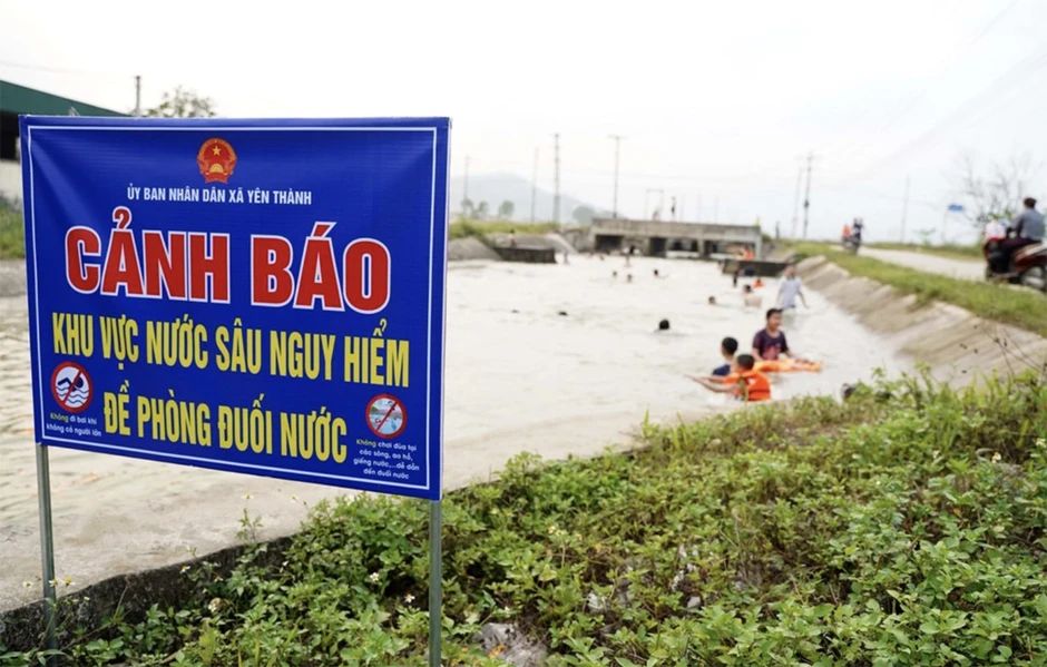 Nắng nóng đỉnh điểm, người dân đổ ra ‘bãi tắm’ tự phát giải nhiệt Nắng nóng đỉnh điểm, người dân đổ ra ‘bãi tắm’ tự phát giải nhiệt