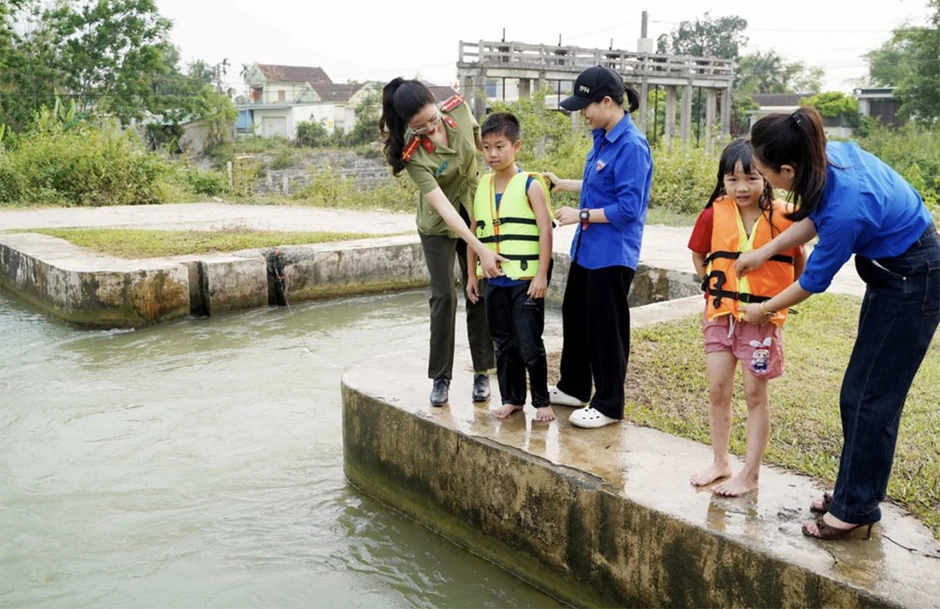 Nắng nóng đỉnh điểm, người dân đổ ra ‘bãi tắm’ tự phát giải nhiệt Nắng nóng đỉnh điểm, người dân đổ ra ‘bãi tắm’ tự phát giải nhiệt