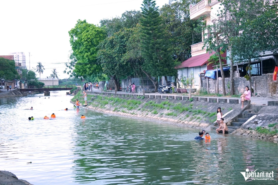 Nắng nóng gần 40 độ C, người dân đổ về đoạn sông dài 500m tắm giải nhiệt Nắng nóng gần 40 độ C, người dân đổ về đoạn sông dài 500m tắm giải nhiệt
