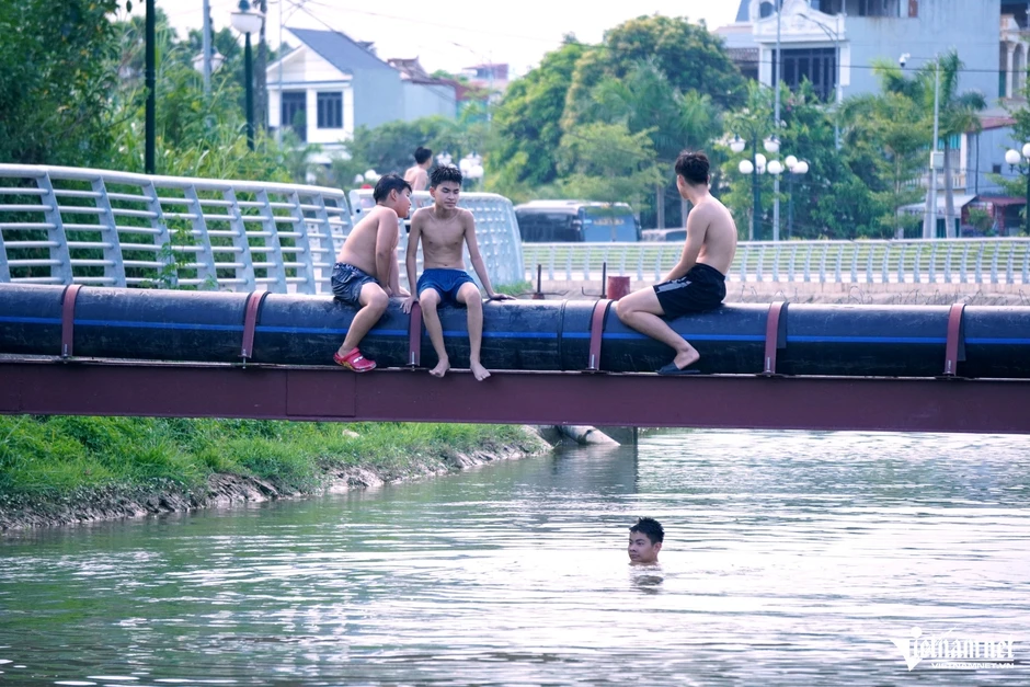 Nắng nóng gần 40 độ C, người dân đổ về đoạn sông dài 500m tắm giải nhiệt Nắng nóng gần 40 độ C, người dân đổ về đoạn sông dài 500m tắm giải nhiệt