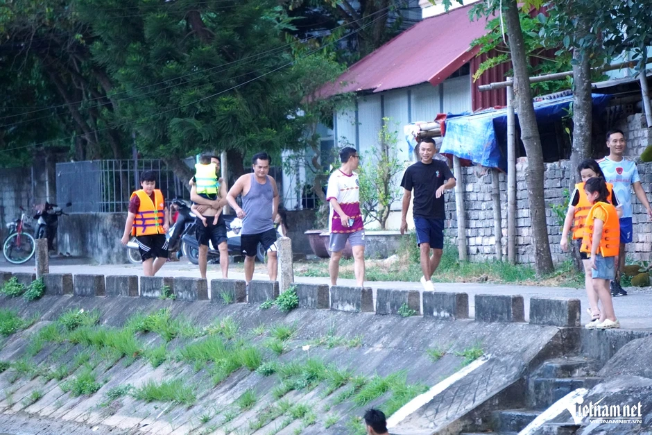 Nắng nóng gần 40 độ C, người dân đổ về đoạn sông dài 500m tắm giải nhiệt Nắng nóng gần 40 độ C, người dân đổ về đoạn sông dài 500m tắm giải nhiệt