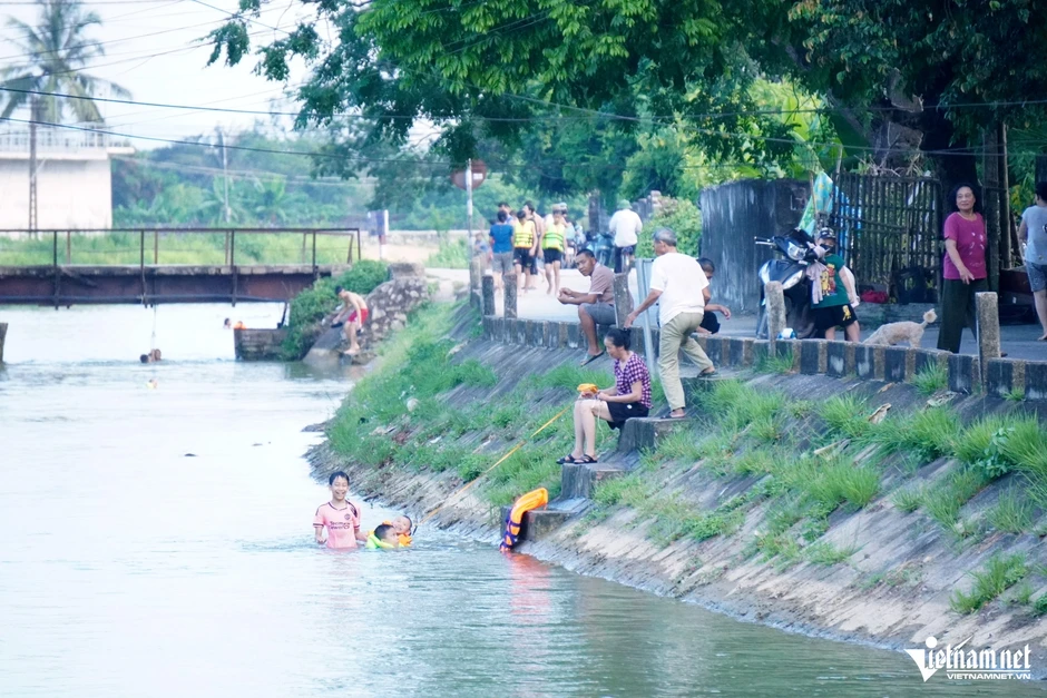 Nắng nóng gần 40 độ C, người dân đổ về đoạn sông dài 500m tắm giải nhiệt Nắng nóng gần 40 độ C, người dân đổ về đoạn sông dài 500m tắm giải nhiệt