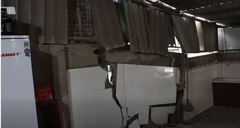 Nền đất sụt sâu, tường nứt toác, 11 hộ dân phải di dời khẩn cấp