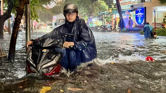 Ngập ngang người sau mưa lớn ở TP HCM