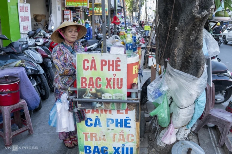Người dân Đà Nẵng xoay sở với lệnh cấm kinh doanh trên vỉa hè