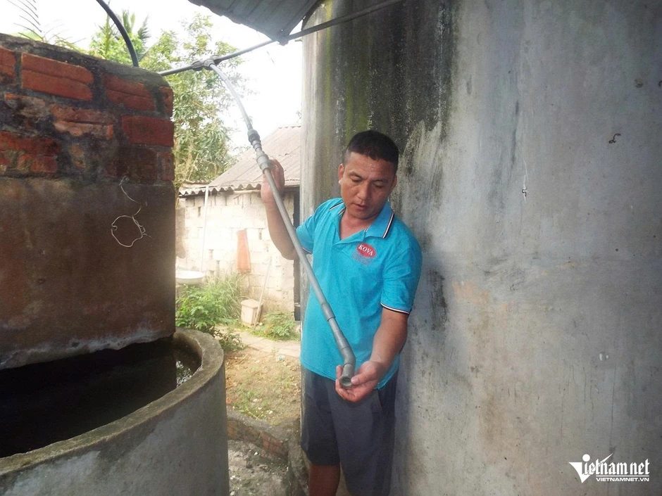 Người dân dùng nước ao hồ để sinh hoạt giữa nắng nóng gay gắt Người dân dùng nước ao hồ để sinh hoạt giữa nắng nóng gay gắt