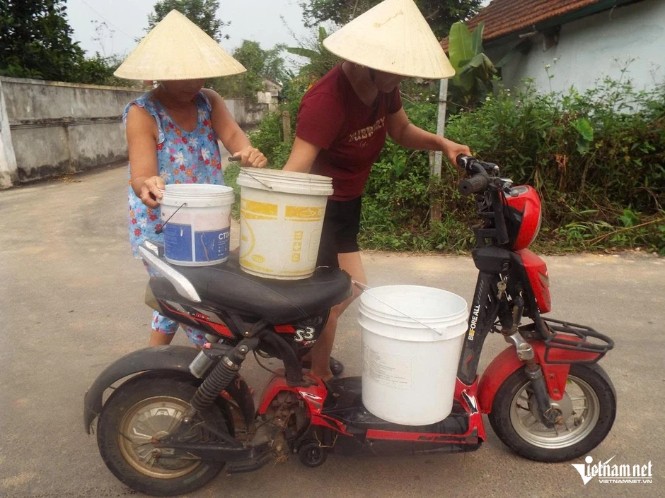 Người dân dùng nước ao hồ để sinh hoạt giữa nắng nóng gay gắt Người dân dùng nước ao hồ để sinh hoạt giữa nắng nóng gay gắt