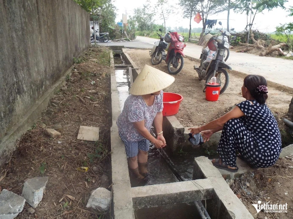 Người dân dùng nước ao hồ để sinh hoạt giữa nắng nóng gay gắt Người dân dùng nước ao hồ để sinh hoạt giữa nắng nóng gay gắt