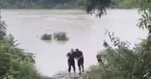 Người đàn ông chạy xe máy đón đầu, lao xuống sông cứu cụ bà bị lũ cuốn