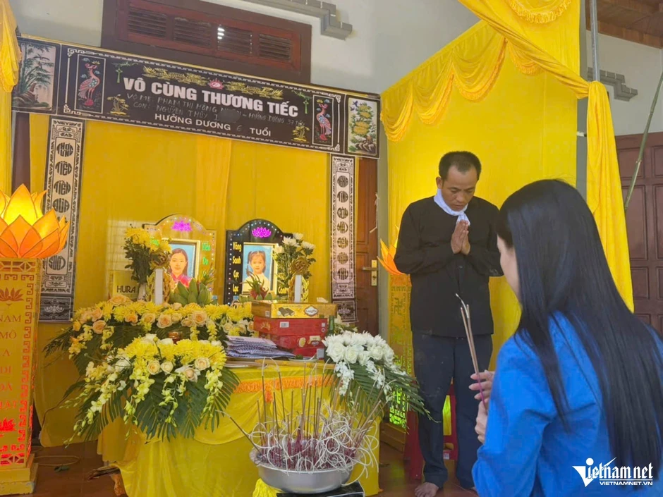 Người đàn ông chết lặng sau cuộc gọi lúc 18h: 'Bố ơi! Mẹ và em mất rồi' Người đàn ông chết lặng sau cuộc gọi lúc 18h: 'Bố ơi! Mẹ và em mất rồi'