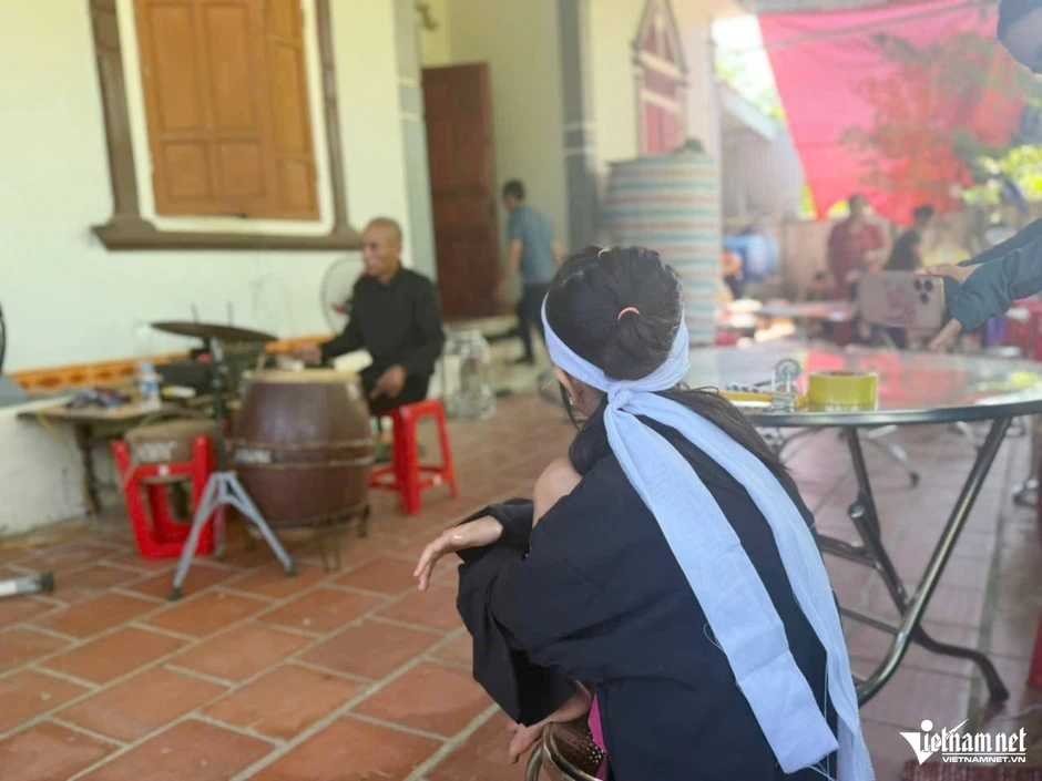 Người đàn ông chết lặng sau cuộc gọi lúc 18h: 'Bố ơi! Mẹ và em mất rồi' Người đàn ông chết lặng sau cuộc gọi lúc 18h: 'Bố ơi! Mẹ và em mất rồi'