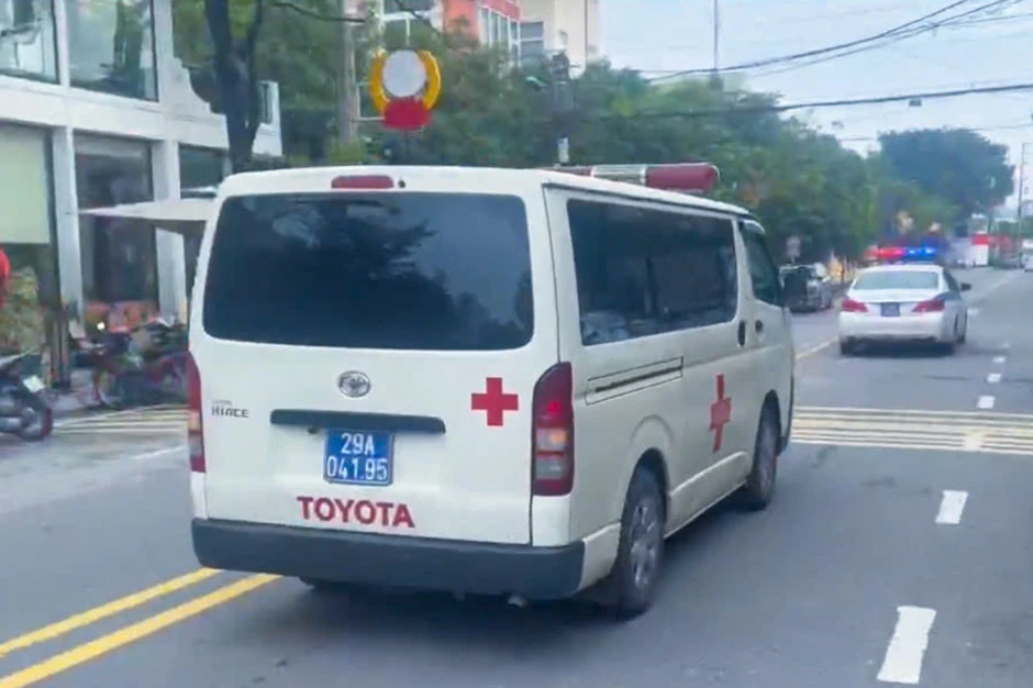 Người đàn ông có biểu hiện bất thường trong quán ăn, Tổ CSGT trợ giúp kịp thời Người đàn ông có biểu hiện bất thường trong quán ăn, Tổ CSGT trợ giúp kịp thời