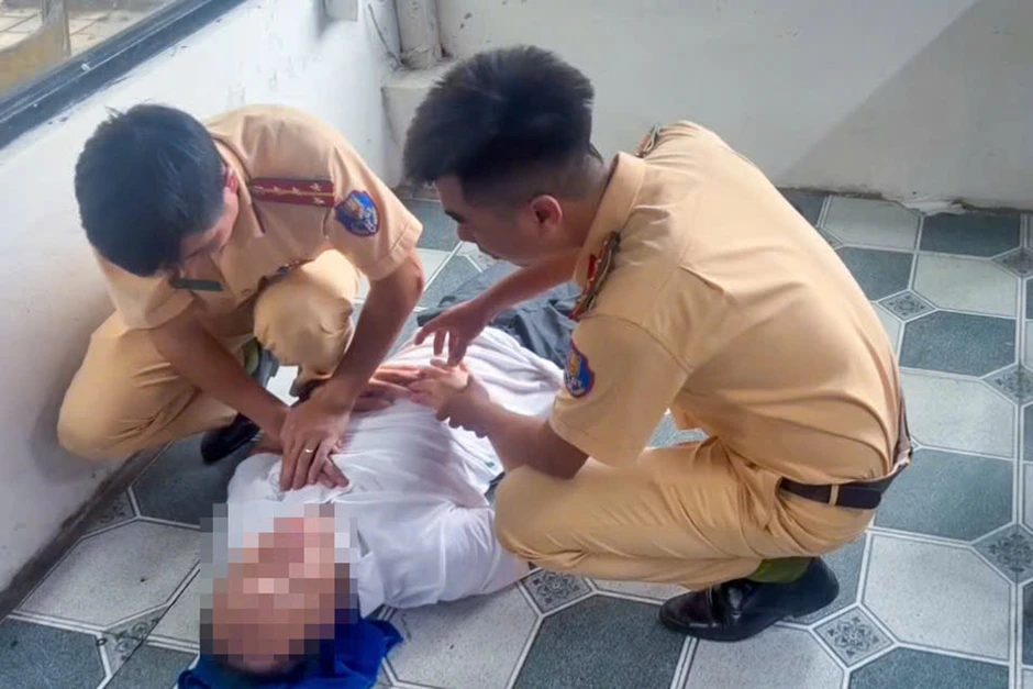 Người đàn ông có biểu hiện bất thường trong quán ăn, Tổ CSGT trợ giúp kịp thời Người đàn ông có biểu hiện bất thường trong quán ăn, Tổ CSGT trợ giúp kịp thời