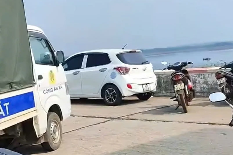Người đàn ông đỗ ô tô trên bờ rồi bất ngờ nhảy xuống hồ Người đàn ông đỗ ô tô trên bờ rồi bất ngờ nhảy xuống hồ