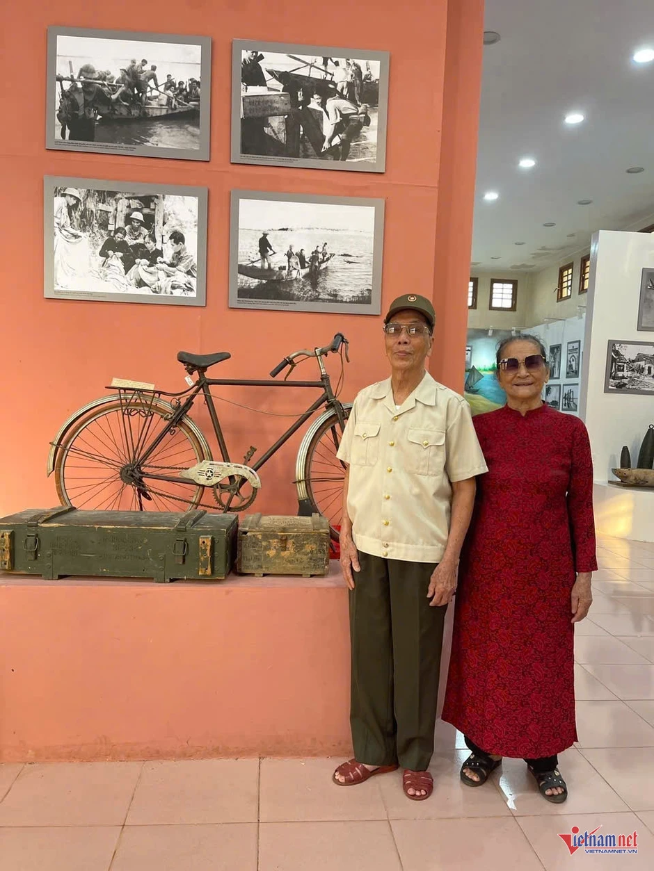 Người đàn ông may lá cờ Tổ quốc nơi giới tuyến Hiền Lương Người đàn ông may lá cờ Tổ quốc nơi giới tuyến Hiền Lương