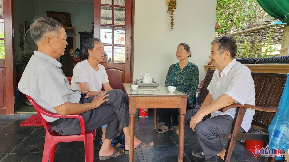 Người đàn ông may lá cờ Tổ quốc nơi giới tuyến Hiền Lương Người đàn ông may lá cờ Tổ quốc nơi giới tuyến Hiền Lương