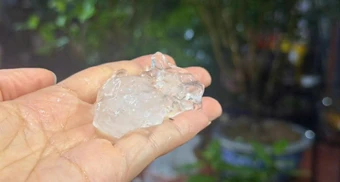 Người Hà Nội bất ngờ khi thấy mưa đá trút xuống ầm ầm