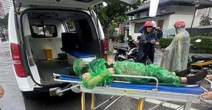Người phụ nữ bị sét đánh trúng khi đang đi xe máy