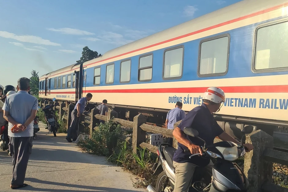 Người phụ nữ bị tàu tông tử vong khi qua lối đi tự mở Người phụ nữ bị tàu tông tử vong khi qua lối đi tự mở