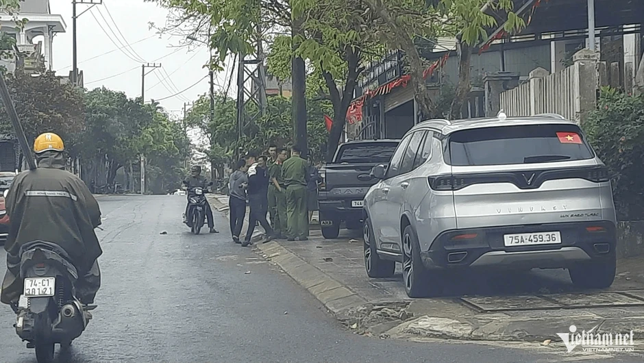 Người phụ nữ cầm rựa, gậy đập phá hàng loạt ô tô đậu ven đường Người phụ nữ cầm rựa, gậy đập phá hàng loạt ô tô đậu ven đường