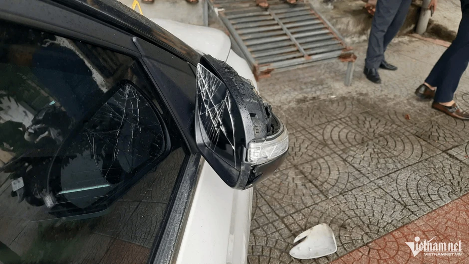 Người phụ nữ cầm rựa, gậy đập phá hàng loạt ô tô đậu ven đường Người phụ nữ cầm rựa, gậy đập phá hàng loạt ô tô đậu ven đường