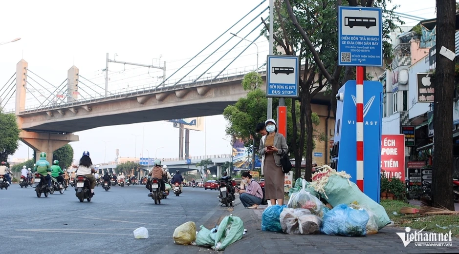 Nhà chờ xe buýt ở TPHCM nhếch nhác kéo dài: Trách nhiệm thuộc về ai? Nhà chờ xe buýt ở TPHCM nhếch nhác kéo dài: Trách nhiệm thuộc về ai?