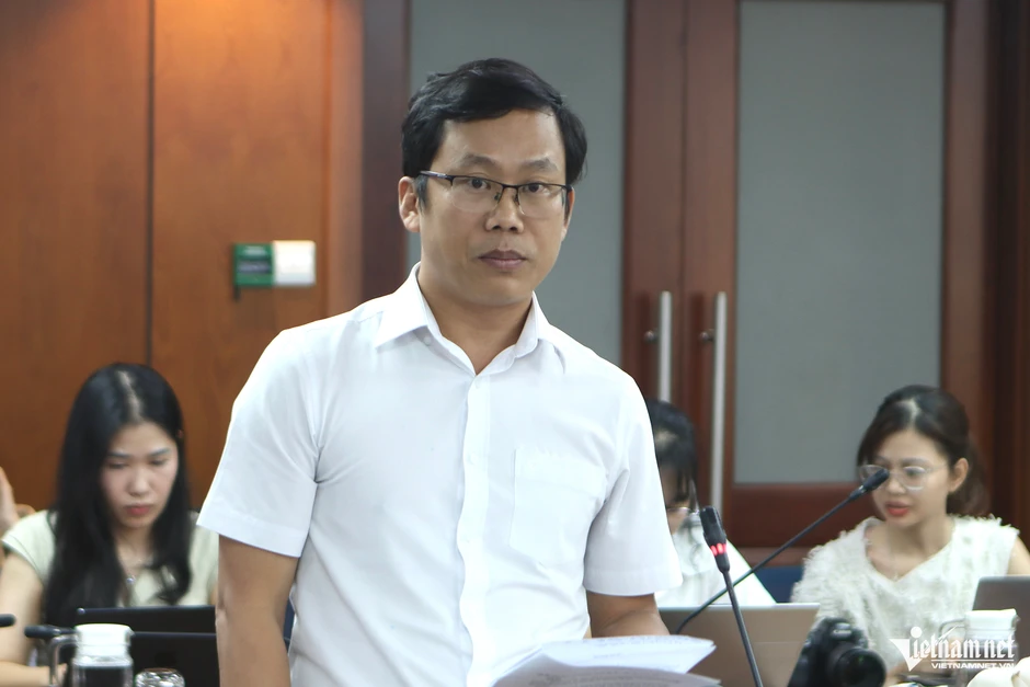 Nhà chờ xe buýt ở TPHCM nhếch nhác kéo dài: Trách nhiệm thuộc về ai? Nhà chờ xe buýt ở TPHCM nhếch nhác kéo dài: Trách nhiệm thuộc về ai?
