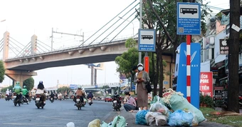 Nhà chờ xe buýt ở TPHCM nhếch nhác kéo dài: Trách nhiệm thuộc về ai?
