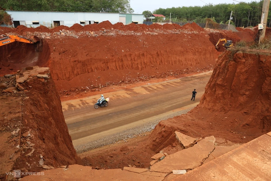 Nh&agrave; d&acirc;n nằm ch&ecirc;nh v&ecirc;nh tr&ecirc;n tỉnh lộ sau mở rộng