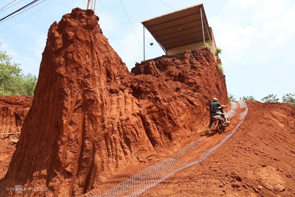 Nh&agrave; d&acirc;n nằm ch&ecirc;nh v&ecirc;nh tr&ecirc;n tỉnh lộ sau mở rộng