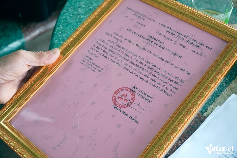 Nhận cuộc gọi sau 3 năm chực chờ, gia đình liệt sĩ hạnh phúc không nói nên lời Nhận cuộc gọi sau 3 năm chực chờ, gia đình liệt sĩ hạnh phúc không nói nên lời