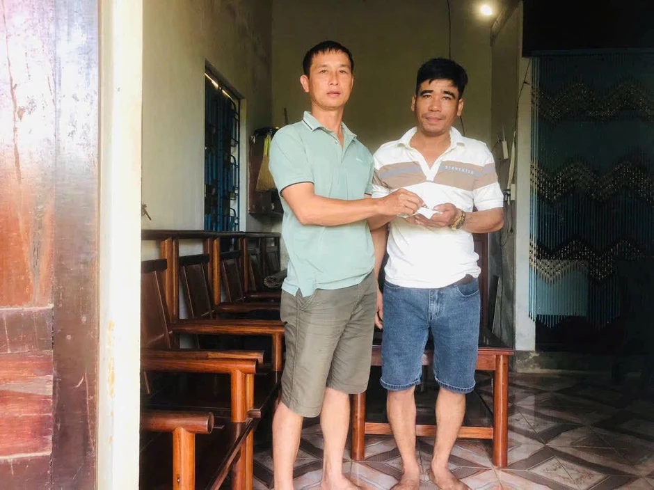 Nhặt túi chứa vàng trước chợ, vợ chồng Thôn đội trưởng trả lại người đánh rơi Nhặt túi chứa vàng trước chợ, vợ chồng Thôn đội trưởng trả lại người đánh rơi