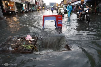 Nhiều đường ở TP HCM ngập sâu sau mưa lớn đầu mùa